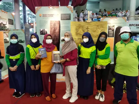 Kelompok peserta berfoto bersama pendamping
