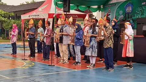 Penyerahan apresiasi kepada peserta berpakaian adat di lapangan