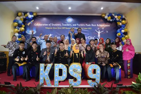 Foto bersama di panggung bertuliskan KPS 9